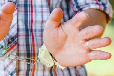 adam parkta açık havada kelepçeli