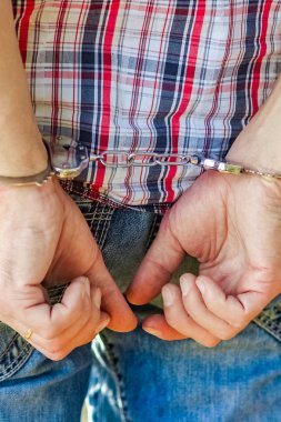 adam parkta açık havada kelepçeli