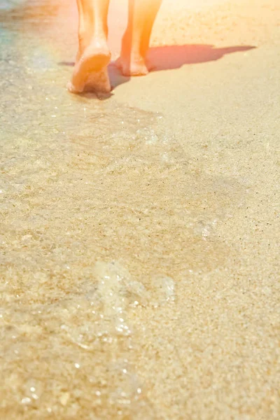 Kaki yang indah di pasir oleh laut — Stok Foto