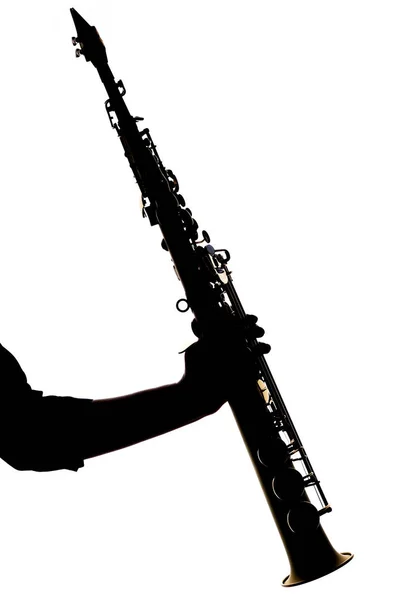 Bir müzisyenin siluetinin elinde beyaz bir arka planda saksafon — Stok fotoğraf