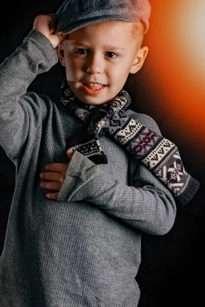 Felice tizio bambino su sfondo nero — Foto Stock