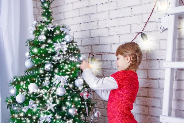 Lyckligt barn leker hemma vid jul — Stockfoto