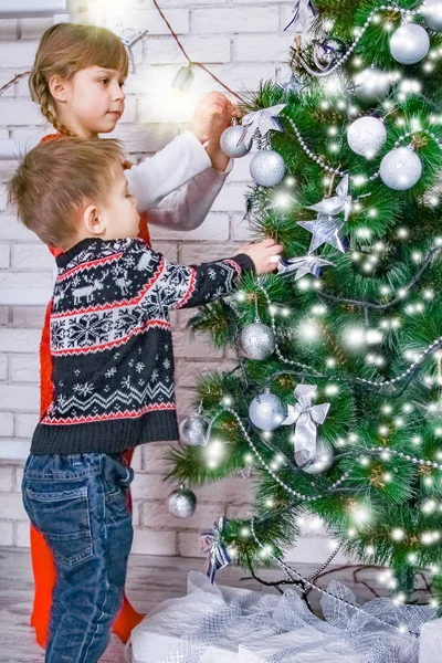 Happy kids at home at christmas — Stock Photo, Image