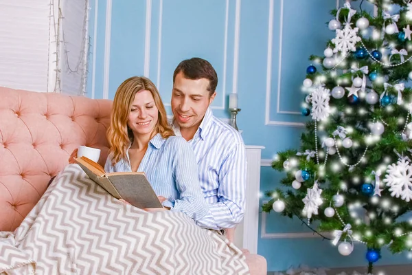 Happy couple at home on christmas day together — ストック写真