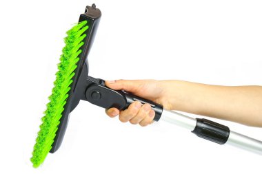 beyaz bir arka plan üzerinde araba kış kar için elinde şık fırça