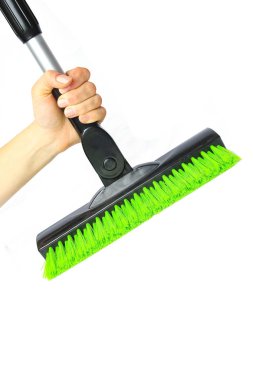 beyaz bir arka plan üzerinde araba kış kar için elinde şık fırça