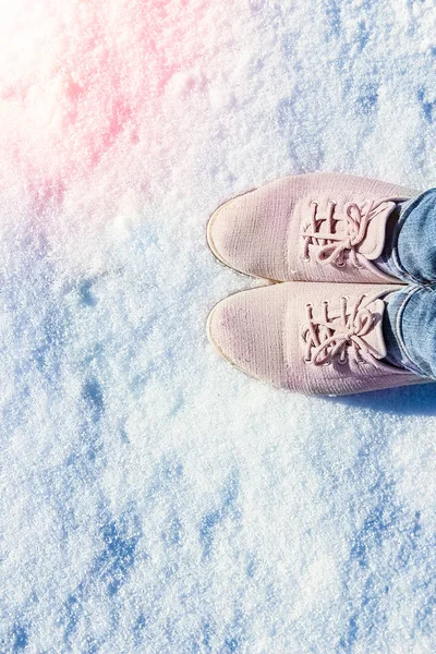Стильне взуття красиві ноги на снігу взимку в парковій зоні — стокове фото
