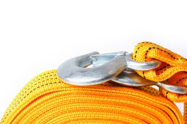 beyaz arka plandaki arabalar için halat çekme halatı