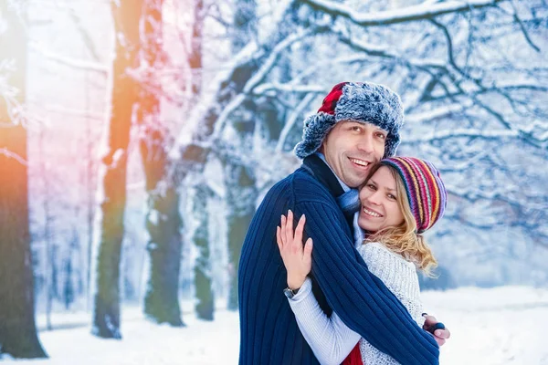 Стильная красивая пара в зимнем парке на фоне природы — стоковое фото