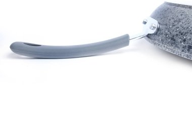 Beyaz arkaplanda kızartma tavası