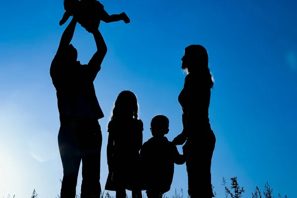 Park silueti mutlu aile açık havada — Stok fotoğraf