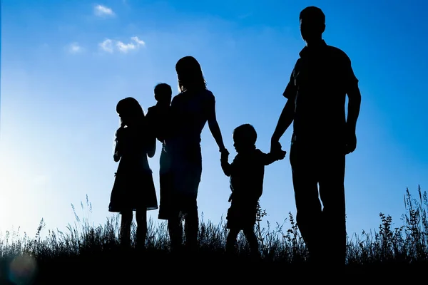 Glückliche Familie im Freien in der Park-Silhouette — Stockfoto