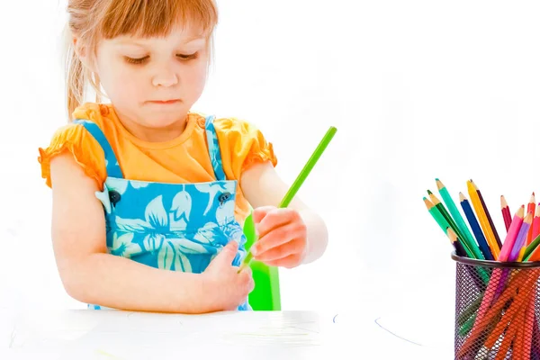 Joyeux bébé fille belle peinture sur un fond blanc — Photo