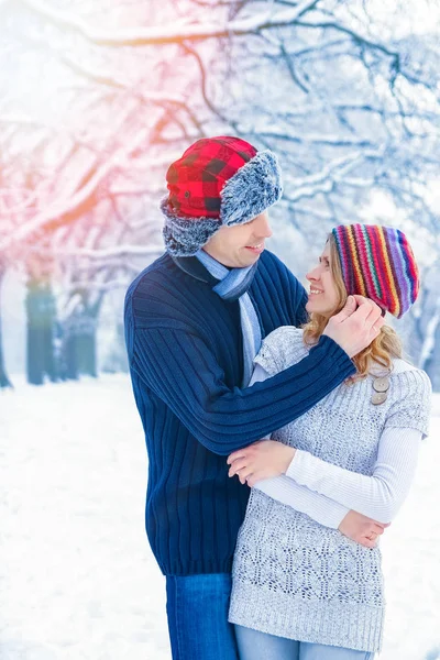Snygg vacker par i vinter park på en natur bakgrund — Stockfoto