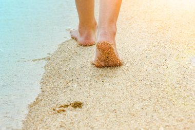 Deniz kenarında kumların üzerinde güzel ayak izleri.