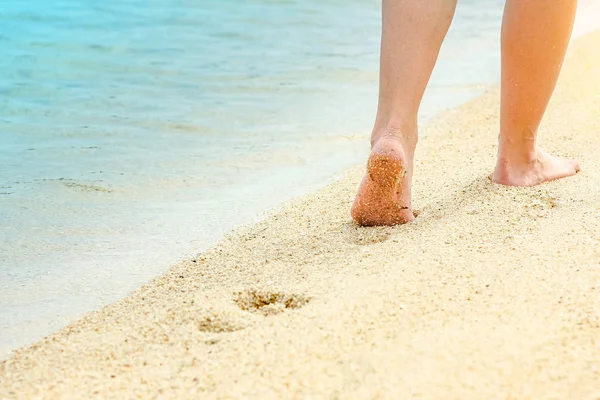 Mooie voetafdrukken in het zand door de zee achtergrond — Stockfoto