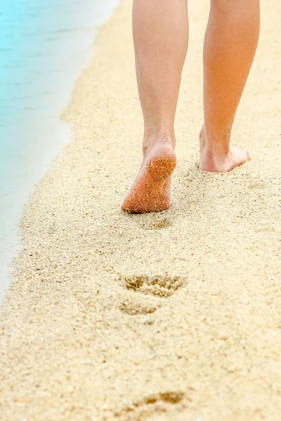 Belle impronte nella sabbia sullo sfondo del mare — Foto Stock