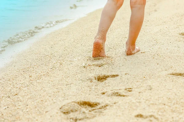 Belle impronte nella sabbia sullo sfondo del mare — Foto Stock