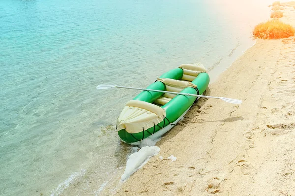 Beau bateau dans la mer sur fond de nature — Photo