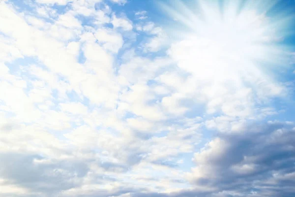 Traumhaft weiche weiße Wolken vor blauem Himmel — Stockfoto