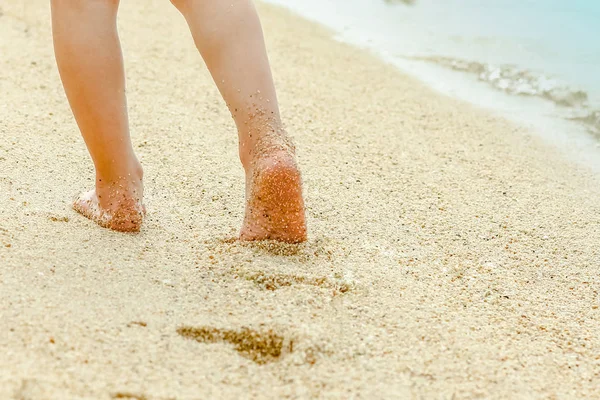 Belle impronte nella sabbia sullo sfondo del mare — Foto Stock