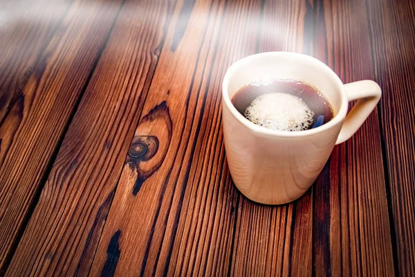 Chutná káva na dřevěné pozadí — Stock fotografie