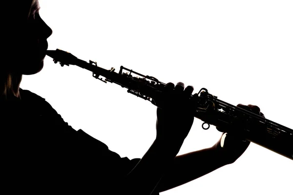Saxafon na bílém pozadí v rukou hudebníka silueta — Stock fotografie
