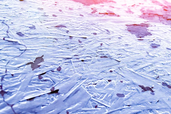 Hielo en el techo en el fondo del parque de invierno —  Fotos de Stock