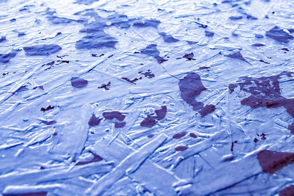 Hielo en el techo en el fondo del parque de invierno — Foto de Stock