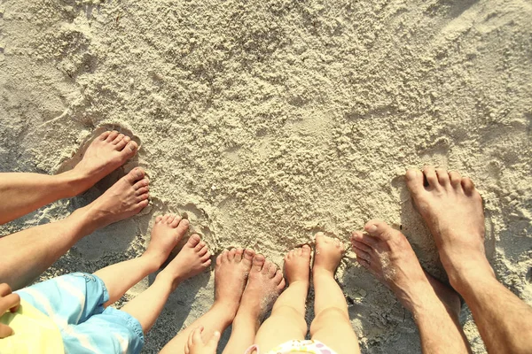 Pés de família na areia na praia — Fotografia de Stock