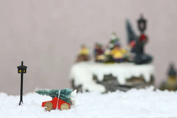 Kerstboom op een speelgoedauto — Stockfoto