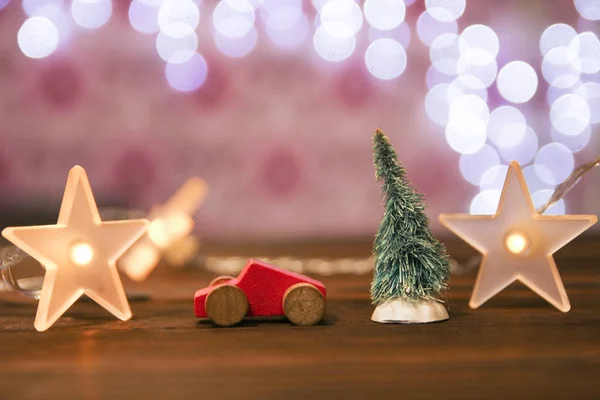 Árvore de natal em um carro de brinquedo — Fotografia de Stock