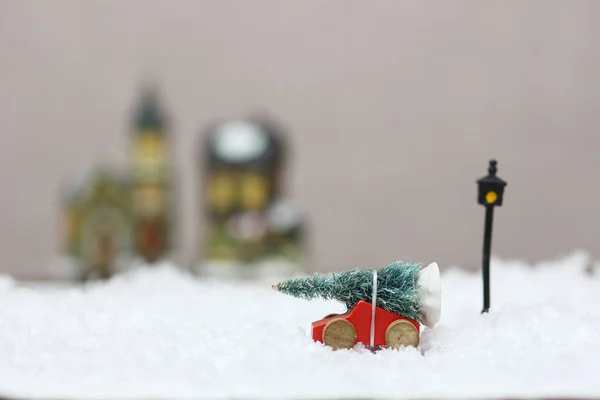 Weihnachtsbaum auf einem Spielzeugauto — Stockfoto