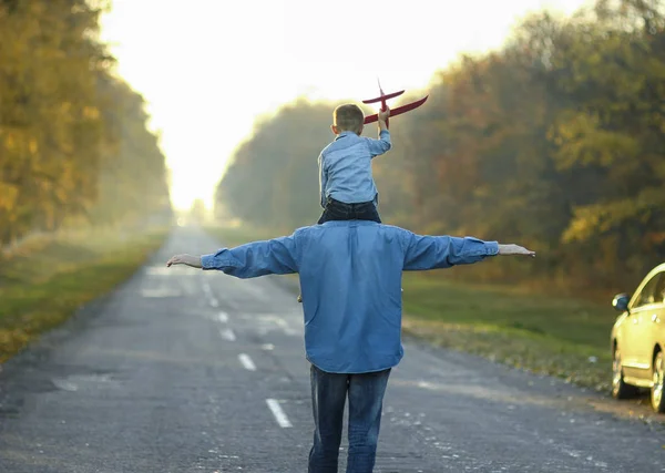 Padre e figlio camminano nella natura — Foto Stock