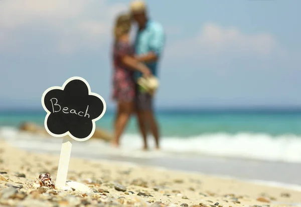 Casal apaixonado na praia — Fotografia de Stock