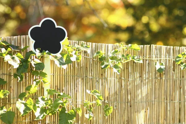 Groet kar op tuin teken op de achtergrond — Stockfoto