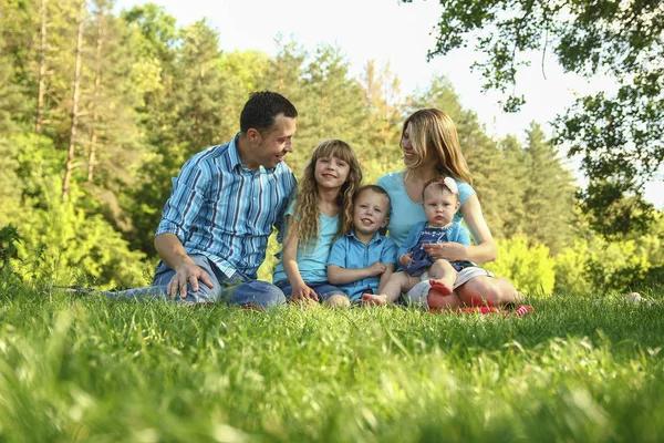 Happy family playing in nature — Stock Photo, Image