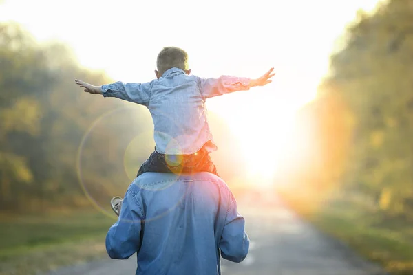 Father and son walk in nature — Stock Photo, Image