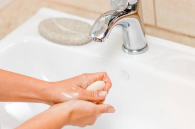 Hijyen konsepti. W ile musluk altında sabun ile yıkama