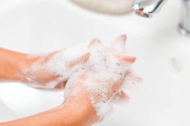 Hijyen konsepti. W ile musluk altında sabun ile yıkama