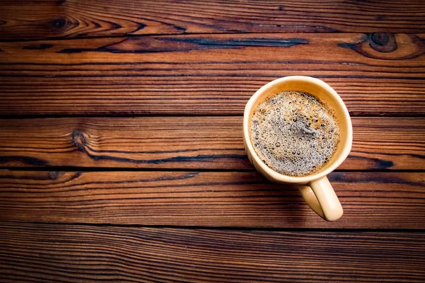 Caffè saporito su uno sfondo di legno — Foto Stock