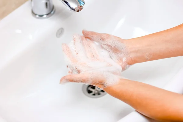 Hygienekonzept. Händewaschen mit Seife unter dem Wasserhahn mit — Stockfoto