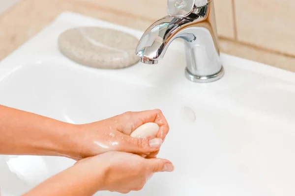 Hygiëne concept. Handen wassen met zeep onder de kraan met w — Stockfoto