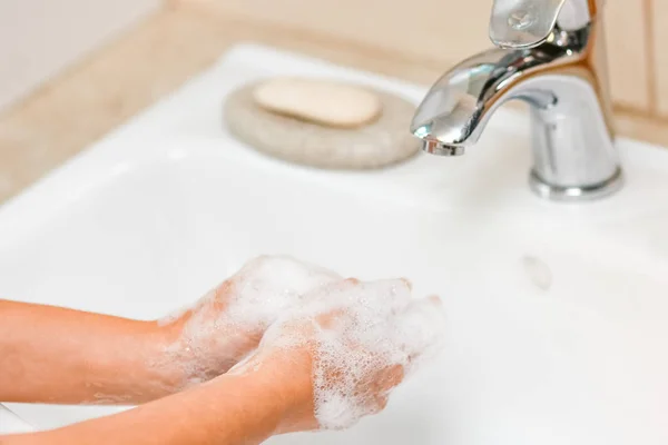 Conceito de higiene. lavar as mãos com sabão sob a torneira com w — Fotografia de Stock