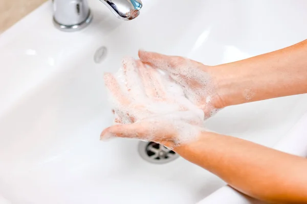 Понятие гигиены. Мытье рук с мылом под краном с w Лицензионные Стоковые Фото