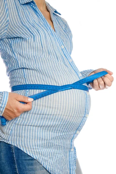 Feliz embarazada se encuentra sobre fondo blanco — Foto de Stock