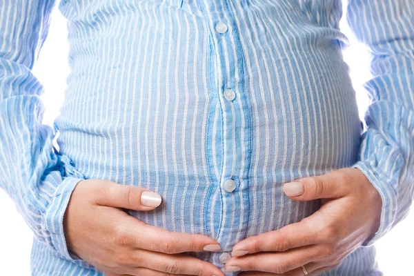 Feliz embarazada se encuentra sobre fondo blanco — Foto de Stock