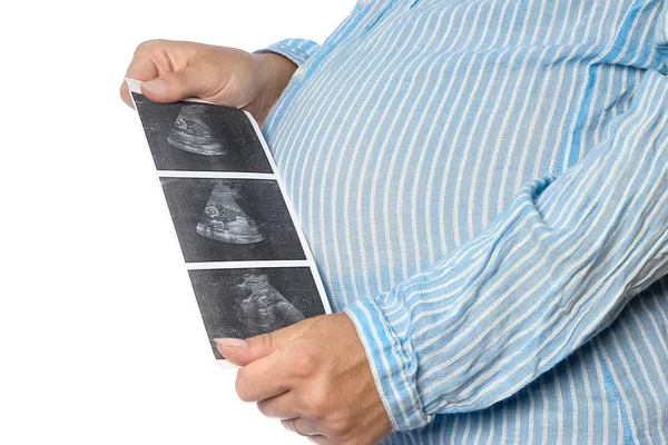 Menina grávida feliz encontra-se no fundo branco — Fotografia de Stock