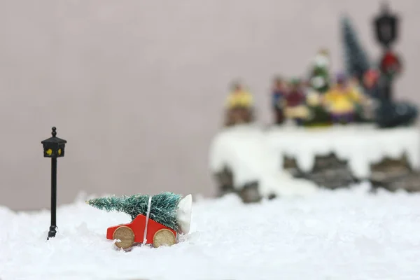 Albero di Natale su una macchina giocattolo — Foto Stock