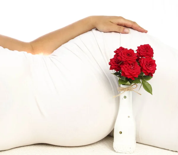 Беременная женщина на белом фоне — стоковое фото